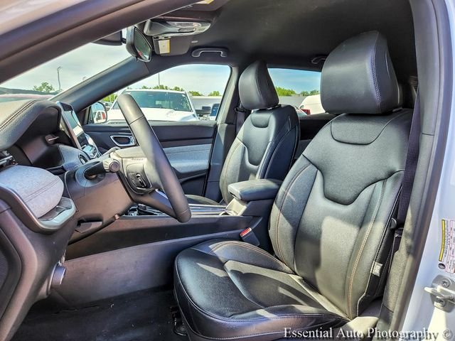 Used 2024 White Jeep Latitude Lux image 8