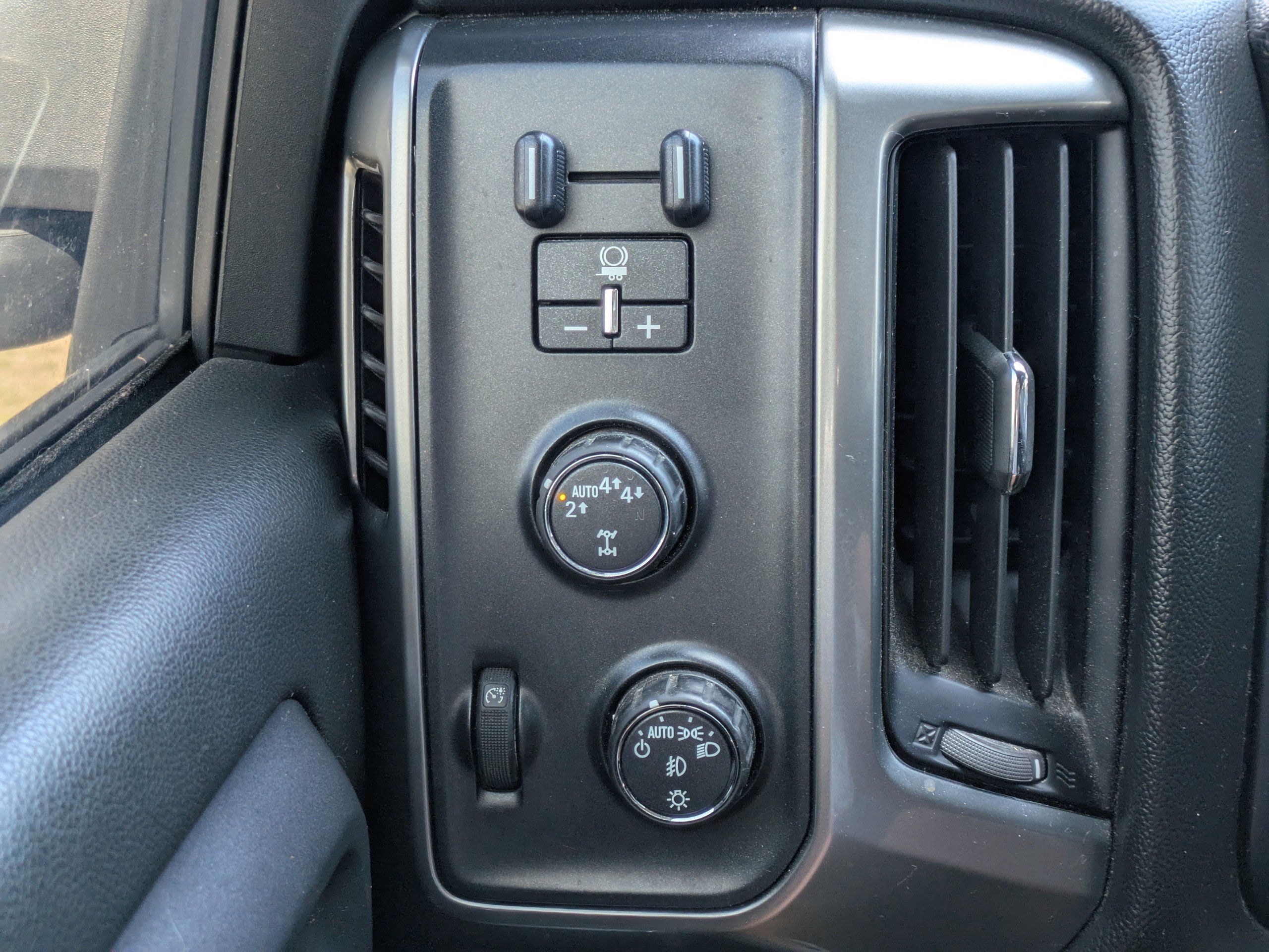 Used 2018 Graphite Metallic Chevrolet LT image 20