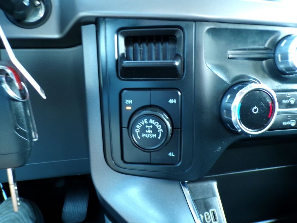 Used 2025 Gray Metallic Ford XLT image 18