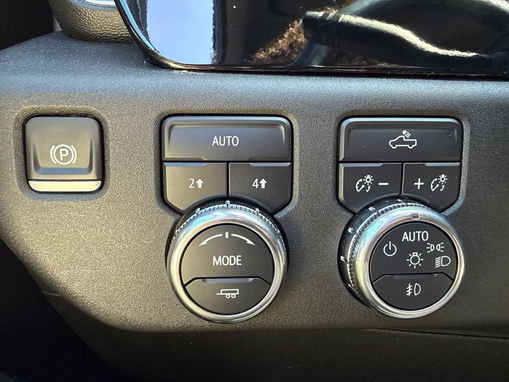 Used 2025 Onyx Black GMC Elevation image 18