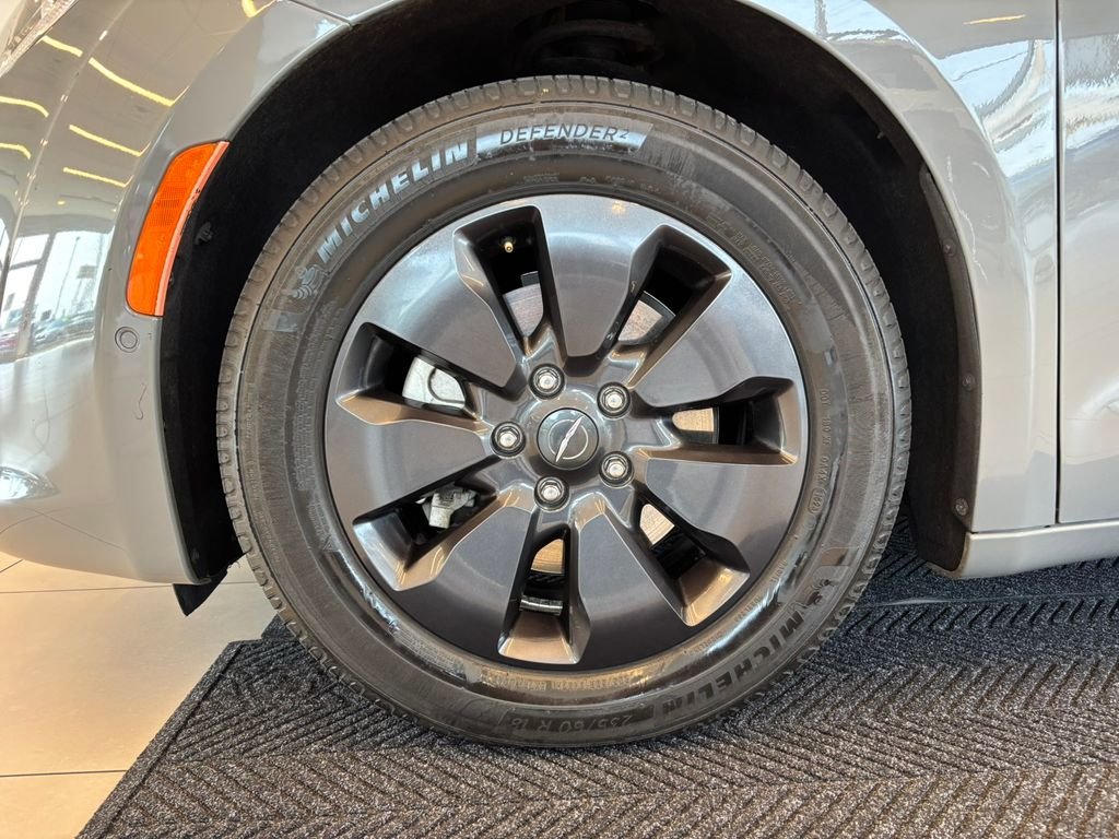 Used 2020 White Chrysler Limited image 11