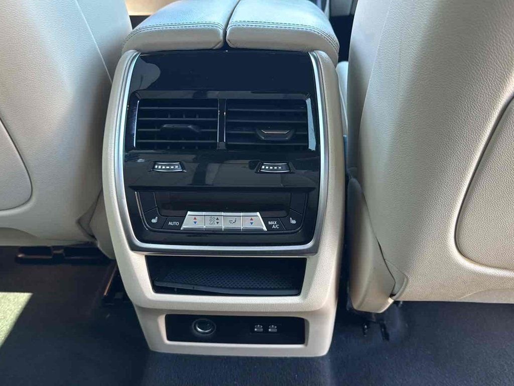 Used 2022 White BMW xDrive40i image 21