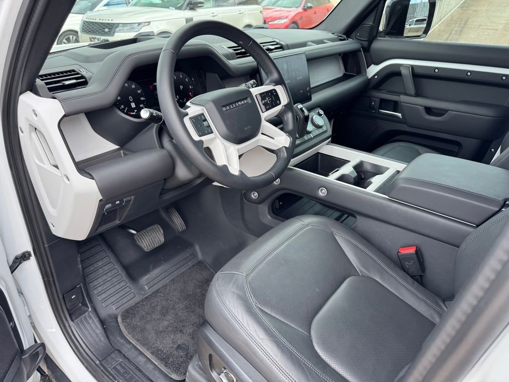 Used 2025  Land Rover S image 12