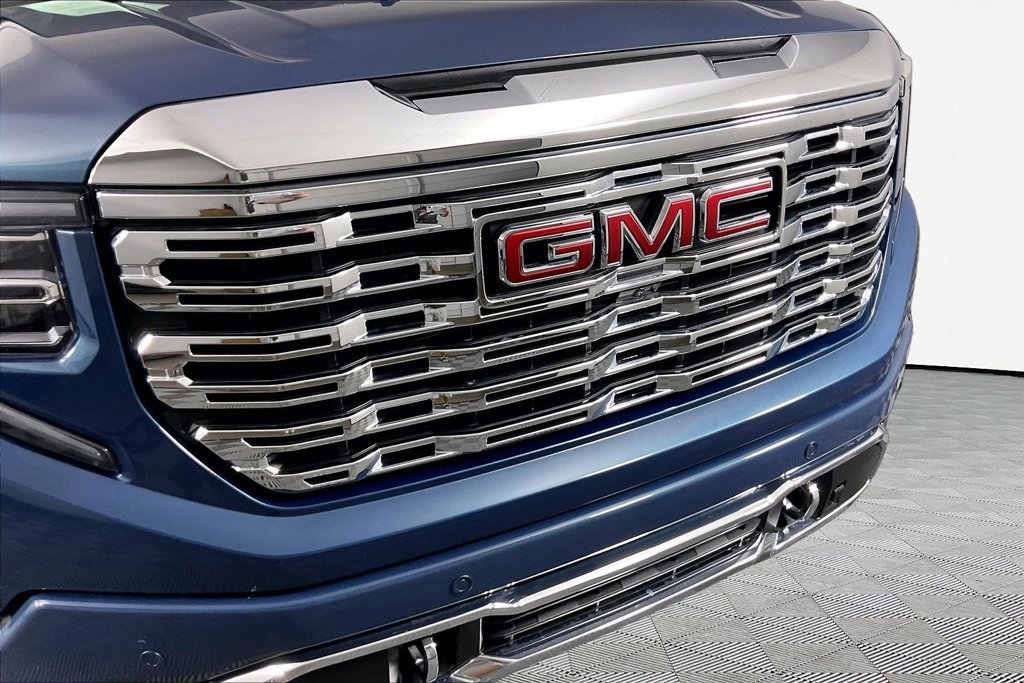 Used 2025 Blue GMC Denali image 29