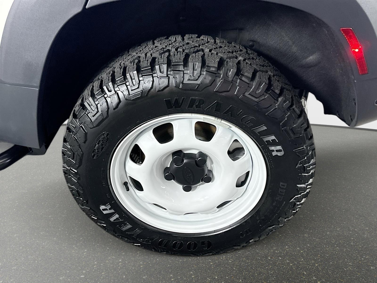 Used 2024 White Frost Land Rover S image 30