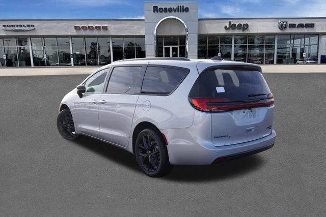 New 2026 Silver Mist Clear-Coat Exterior Paint Chrysler Limited image 5