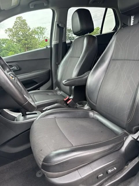 Used 2018 SILVER ICE METALLIC Chevrolet LT image 9