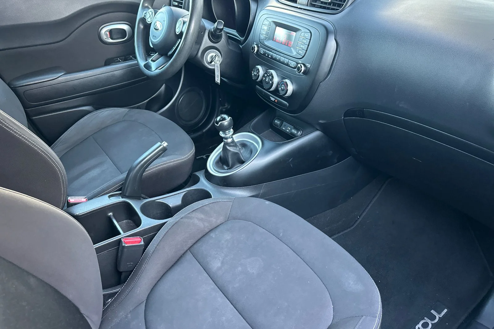 Used 2016 White Kia Base image 16
