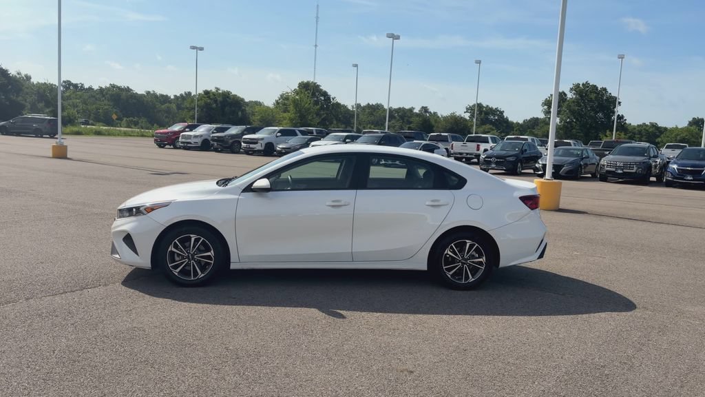 Used 2024 White Kia LXS image 5