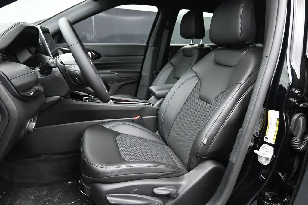 New 2026 Diamond Black Crystal Pearl-Coat Exterior Paint Jeep Latitude image 11