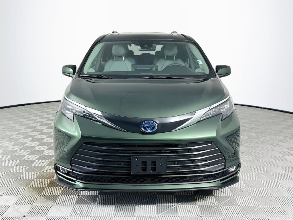 Used 2025  Toyota XLE AWD image 2
