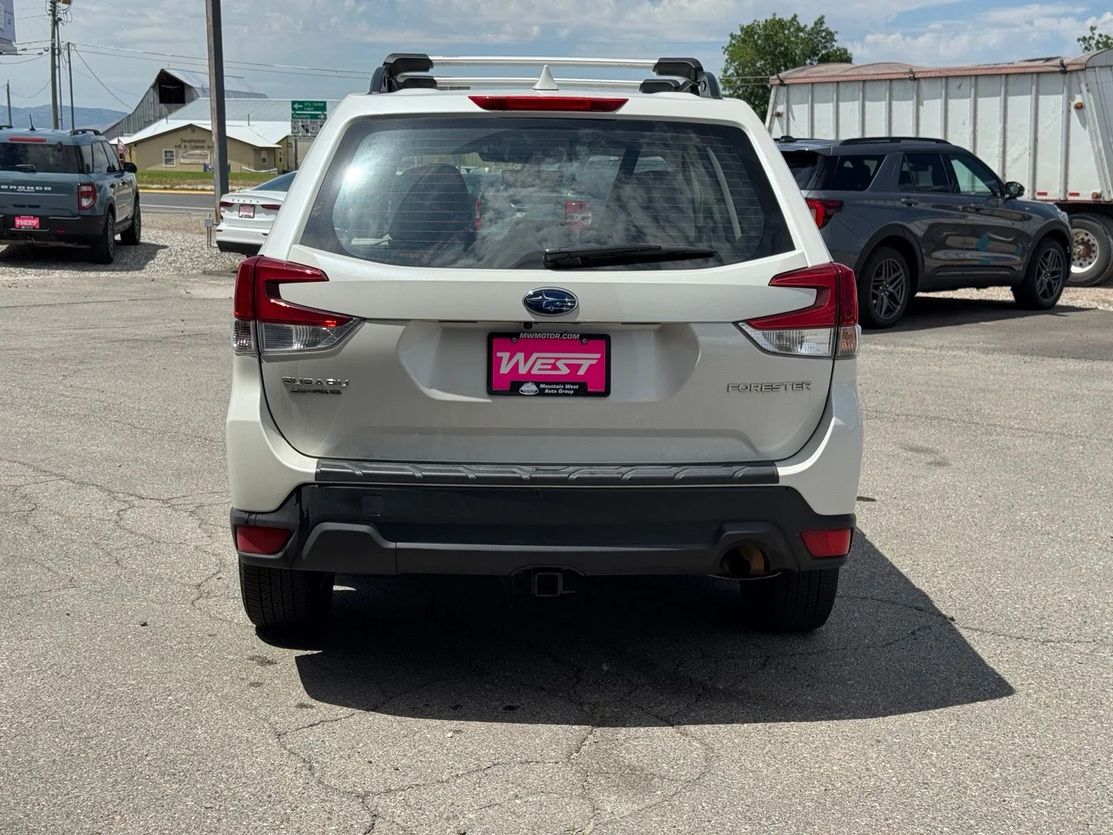 Used 2023 White Subaru Base image 4