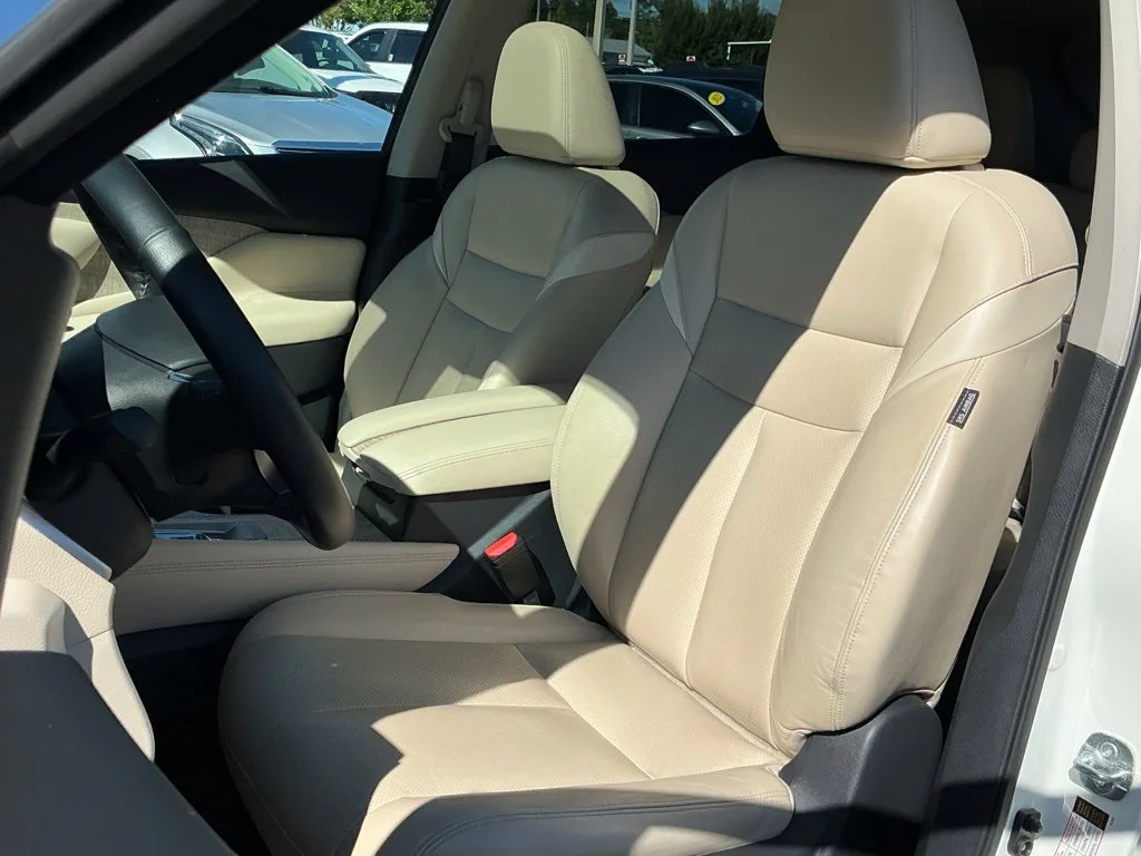 Used 2022 White Nissan SL image 36
