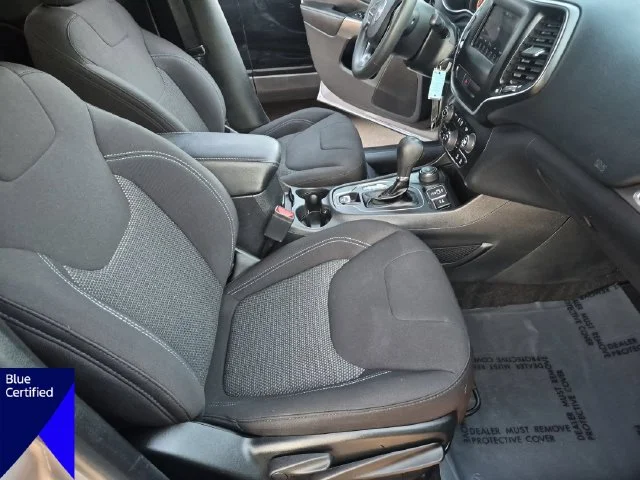 Used 2020 Silver Jeep Latitude image 33