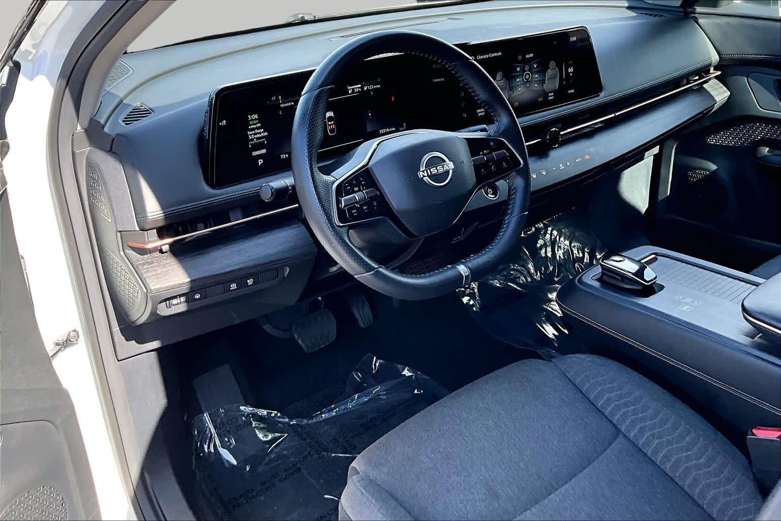 Used 2023 Everest White Pearl Tricoat/Black Diamond Pearl Nissan VENTURE+ image 16