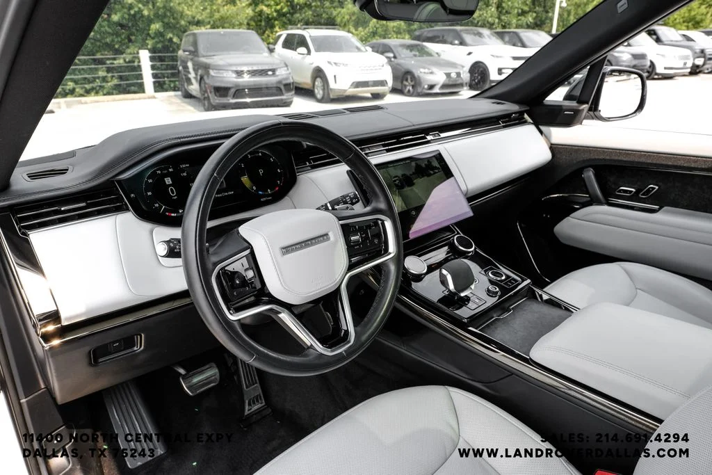 Used 2023 Fuji White Land Rover SE image 2