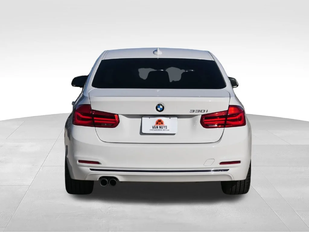 Used 2018 Alpine White BMW 330i image 4