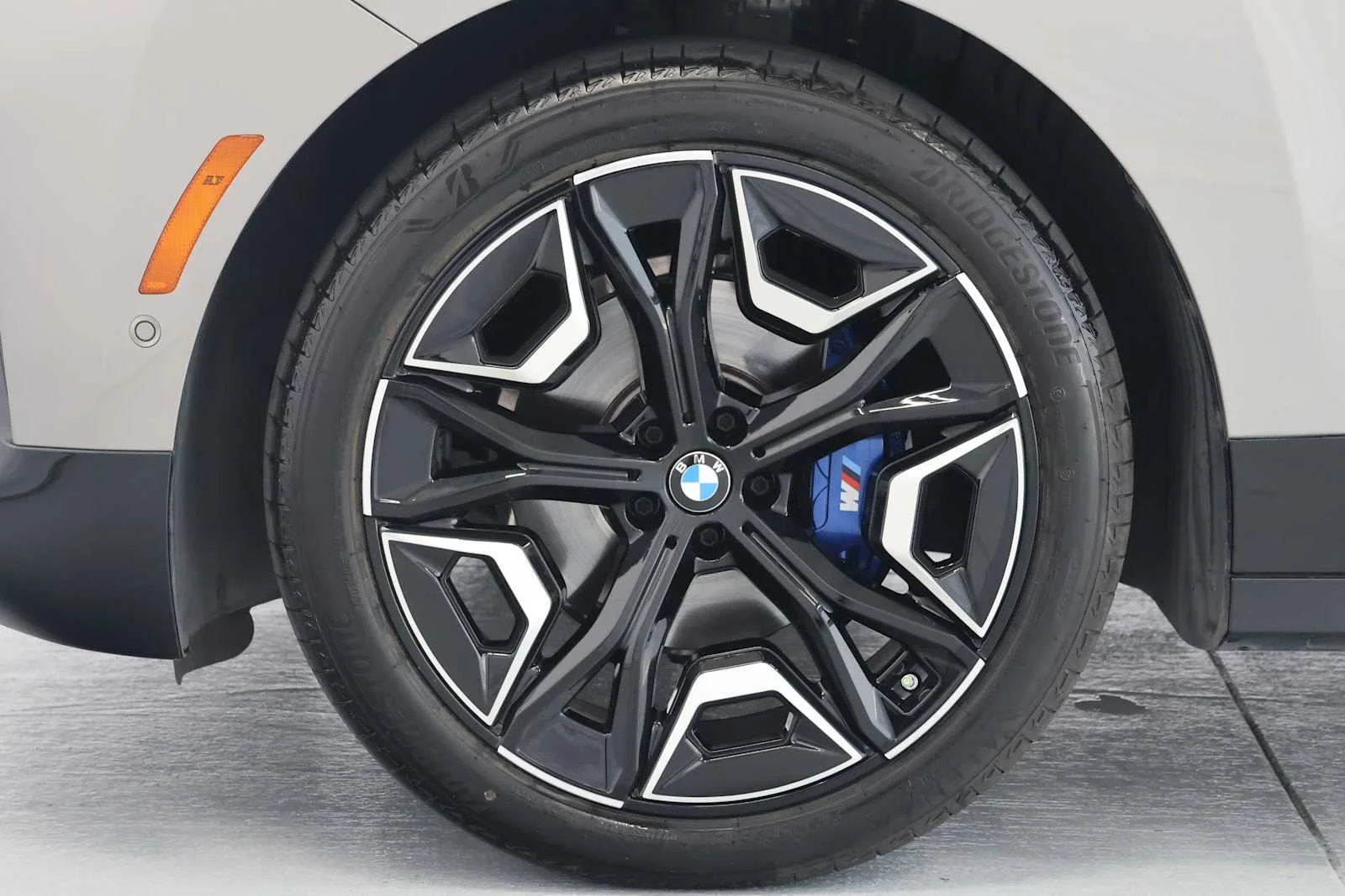 Used 2024 Oxide Grey Metallic BMW M60 image 10