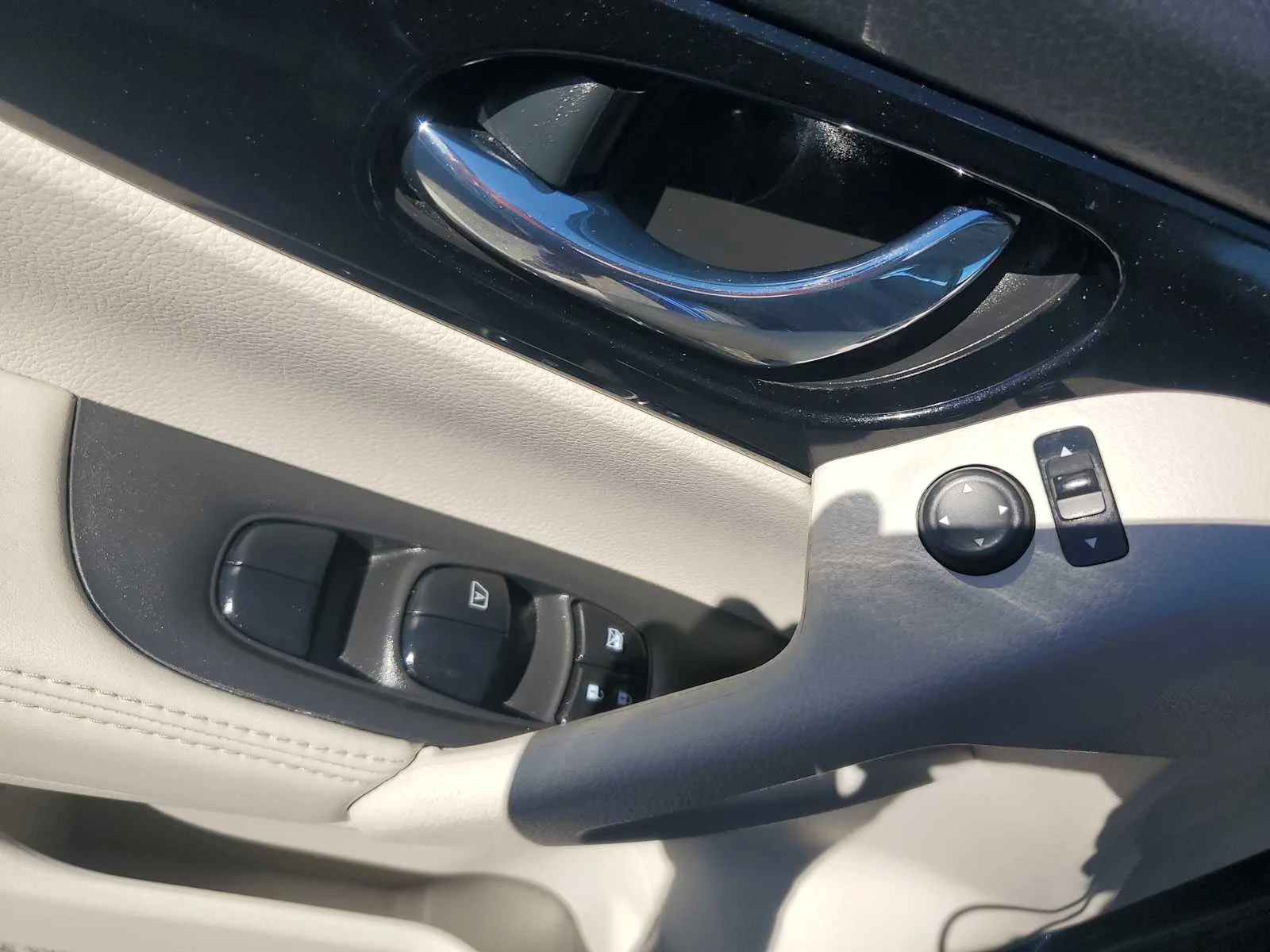Used 2019  Nissan SV image 15