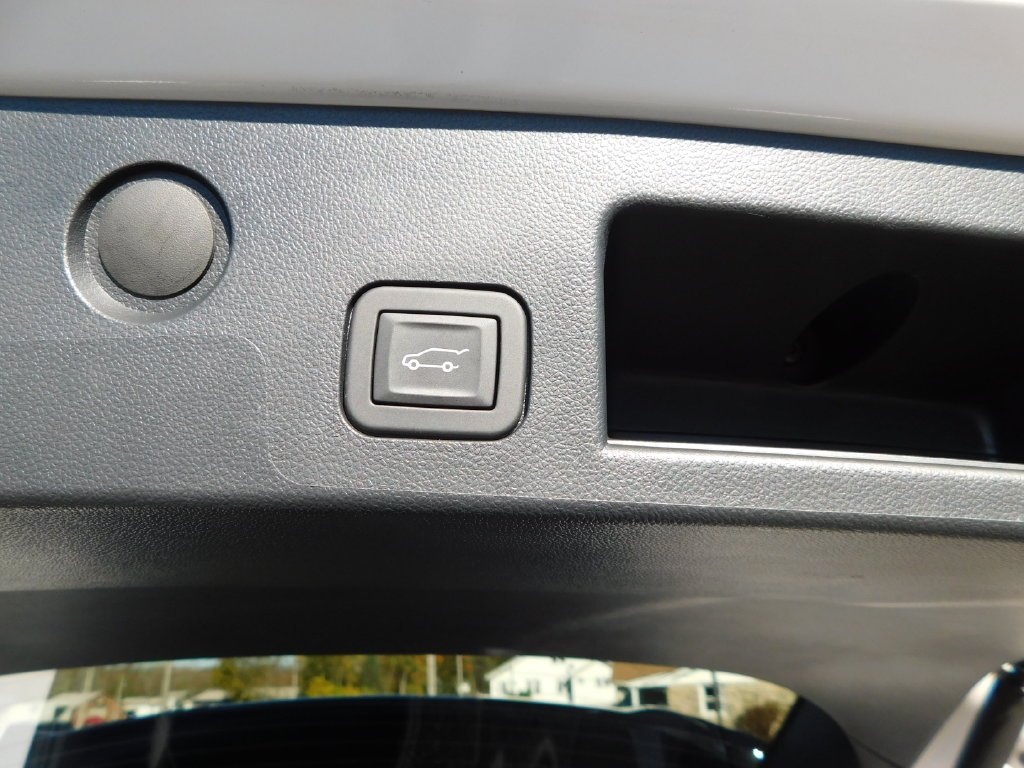 Used 2025 White Chevrolet LT image 22