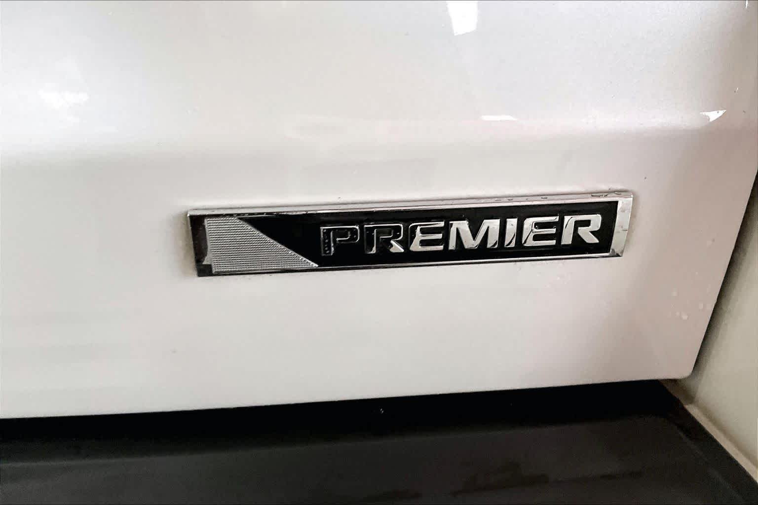 Used 2017 Iridescent Pearl Tricoat Chevrolet Premier image 10