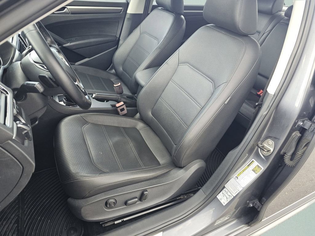 Used 2017 Platinum Gray Metallic Volkswagen R-Line w/Comfort Pkg image 6