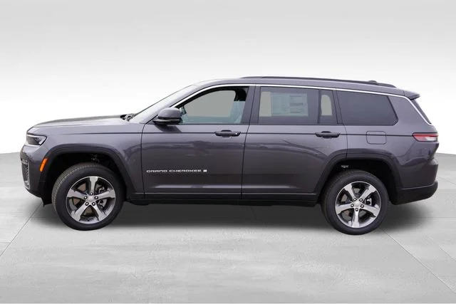 New 2026 Baltic Gray Metallic Clear-Coat Exterior Paint Jeep Limited image 6