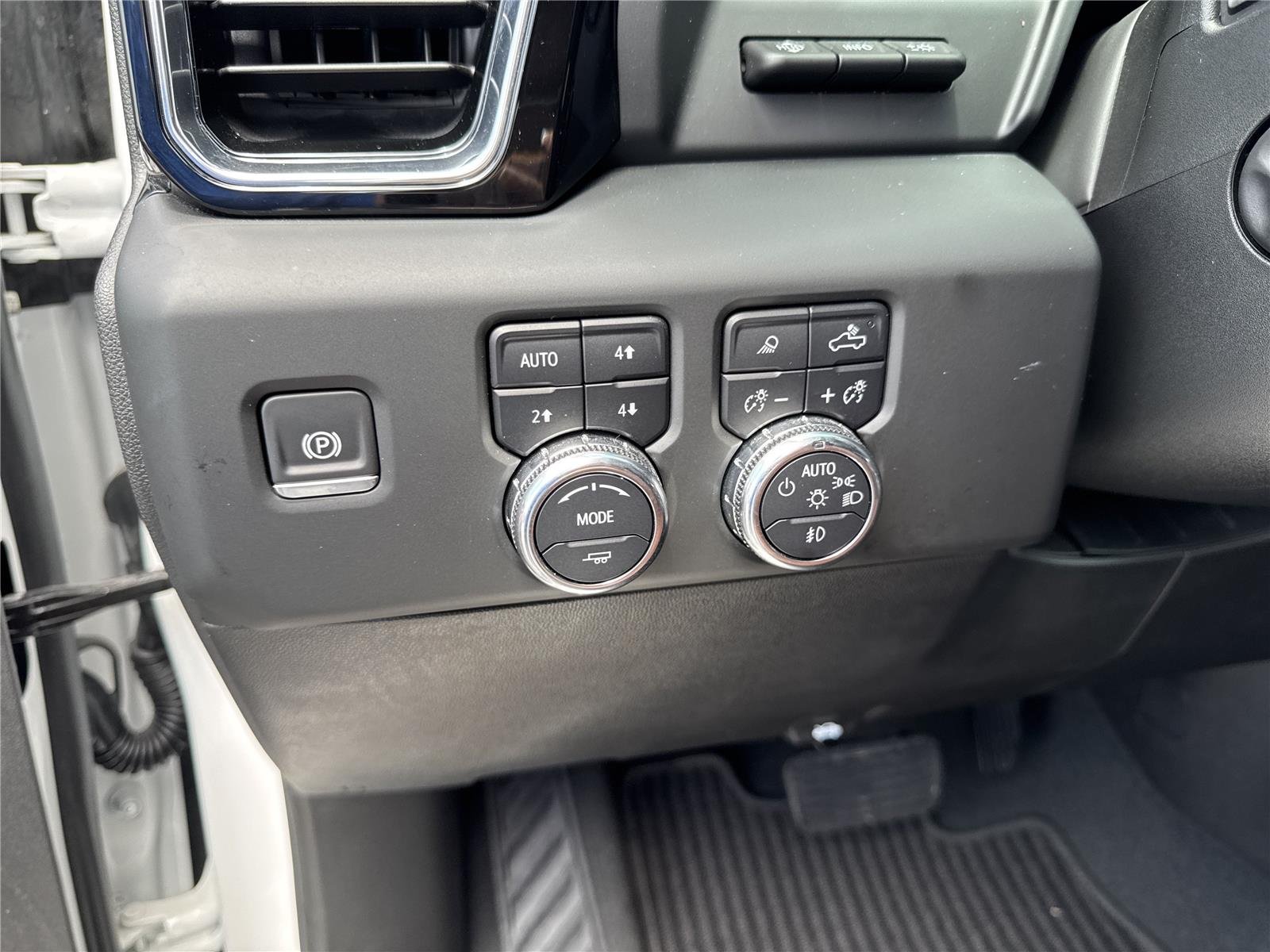 Used 2024 White Frost Tricoat GMC Denali Ultimate image 23