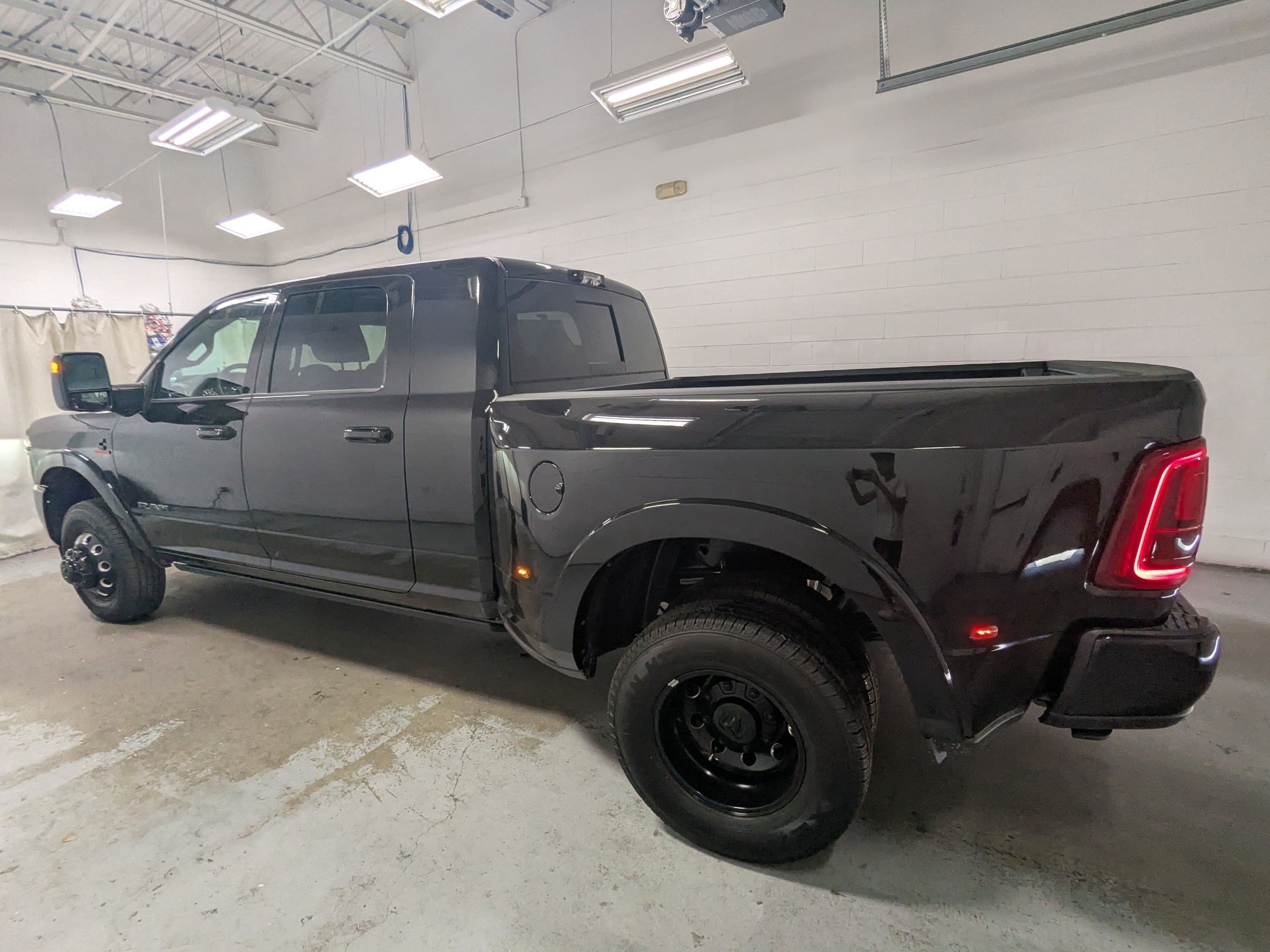 New 2026 Diamond Black Crystal Pearl-Coat Exterior Paint RAM Limited image 8