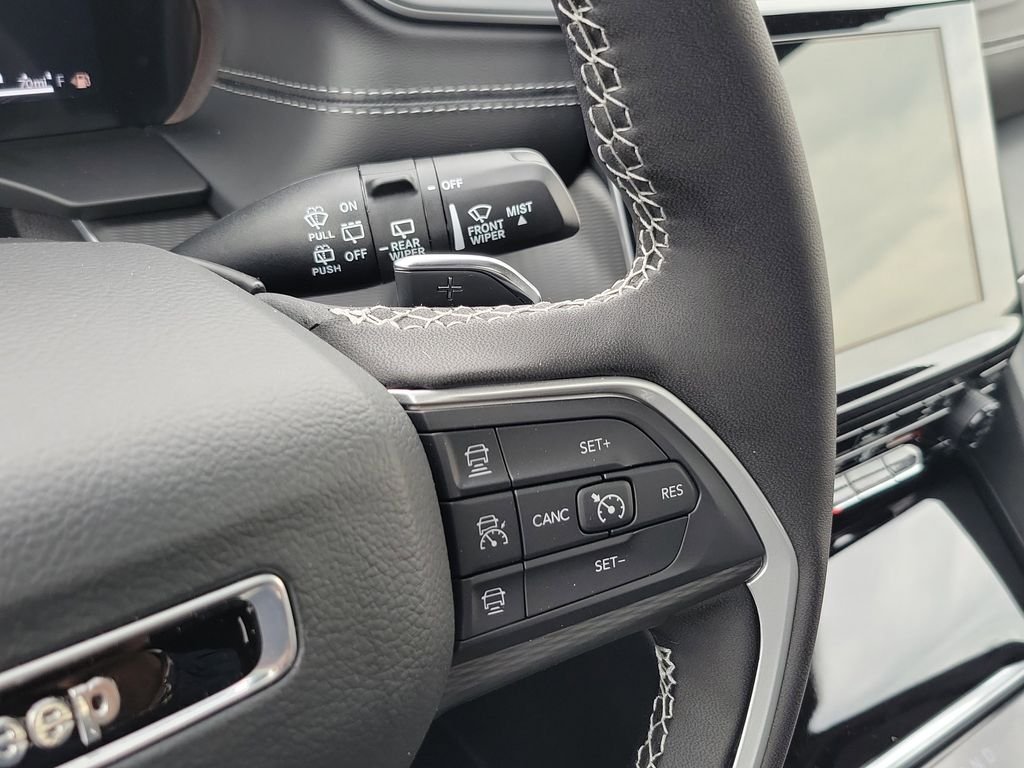 New 2026 Diamond Black Crystal Pearlcoat Jeep Laredo X image 24