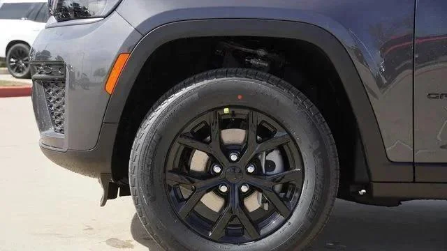 New 2026 Baltic Gray Metallic Clear-Coat Exterior Paint Jeep Laredo image 5