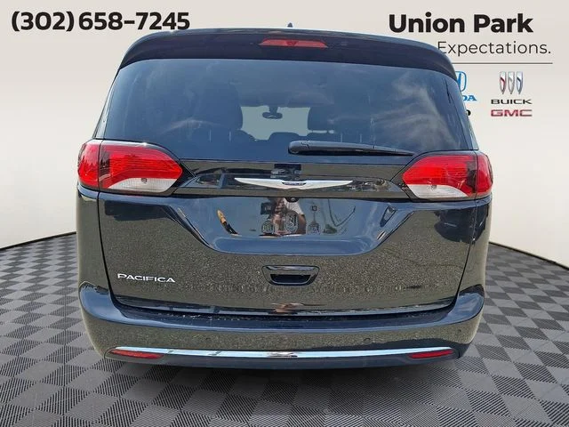 Used 2020 Brilliant Black Crystal Pearlcoat Chrysler Touring L image 5