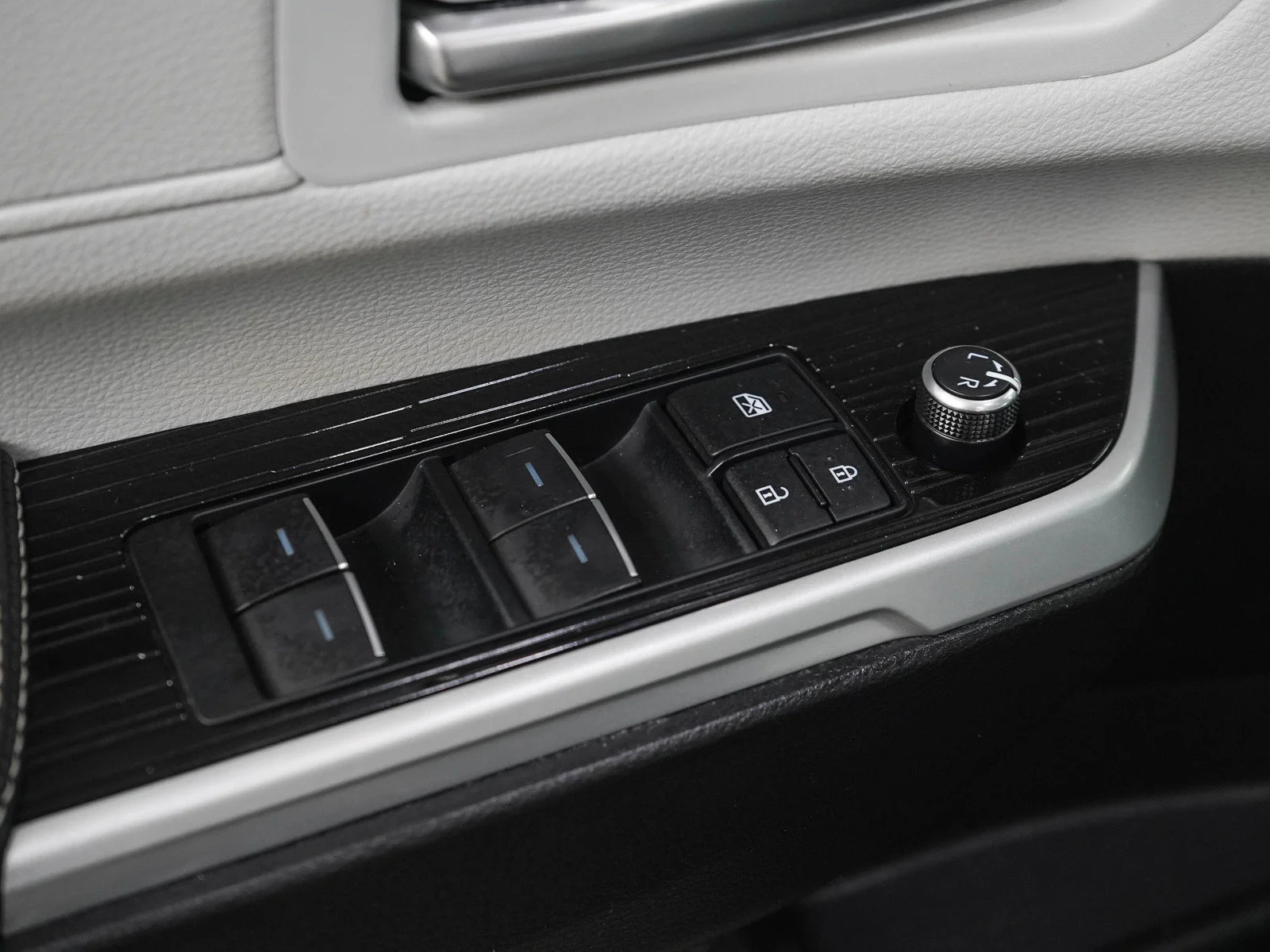 Used 2025  Toyota  image 22