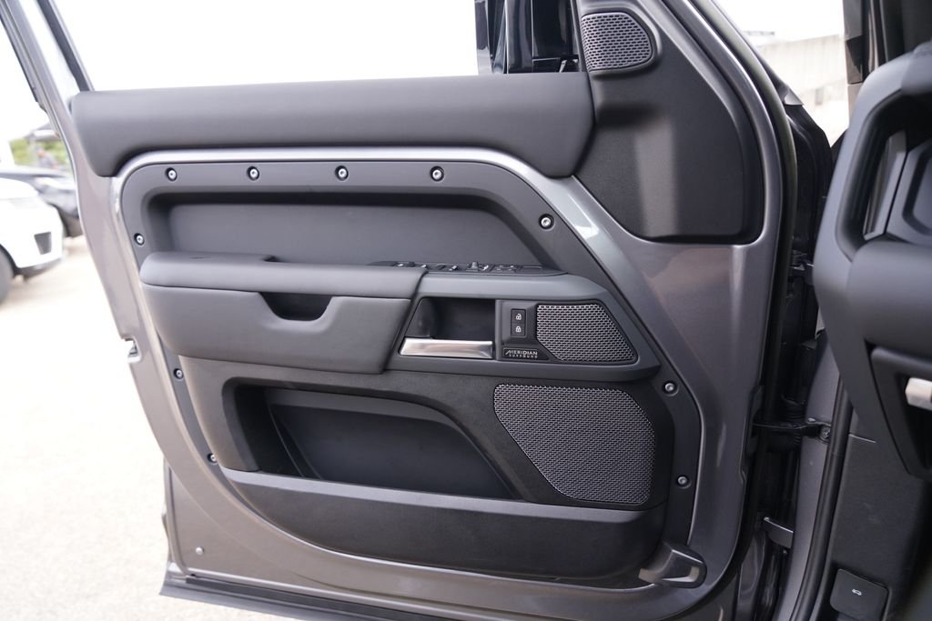 Used 2023 Gray Land Rover X image 8