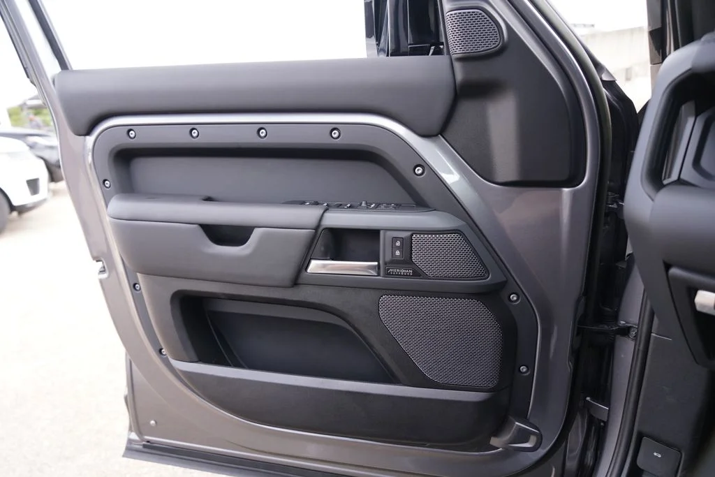 Used 2023 Gray Land Rover X image 8