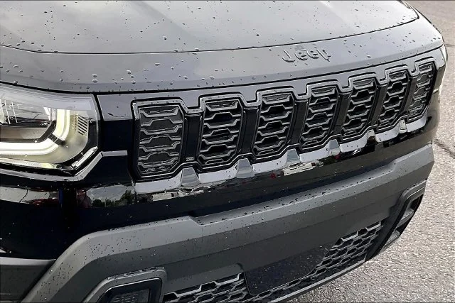 New 2026 Diamond Black Crystal Pearl-Coat Exterior Paint Jeep Limited image 35