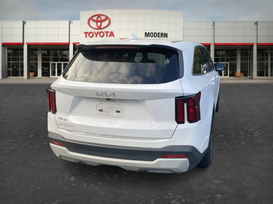Used 2025 Glacial White Pearl Kia LX image 15