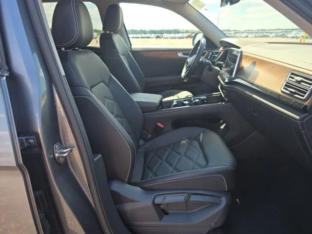 Used 2025  Volkswagen 2.0T SE w/Technology image 20