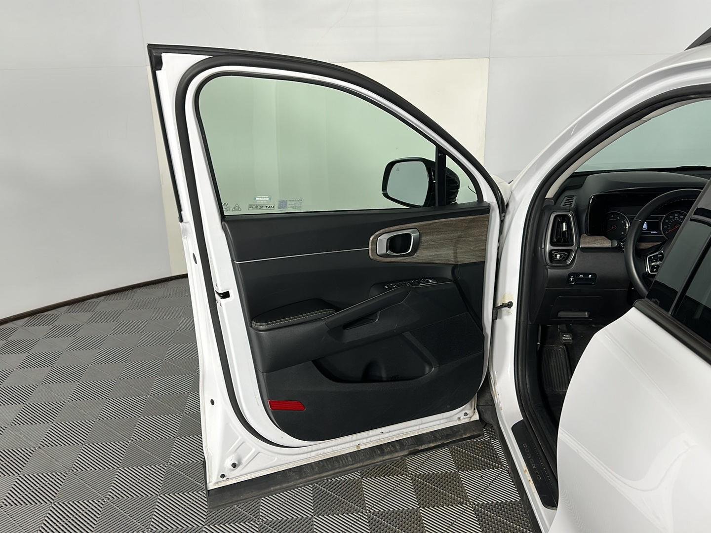 Used 2022 Glacial White Pearl Kia  image 19