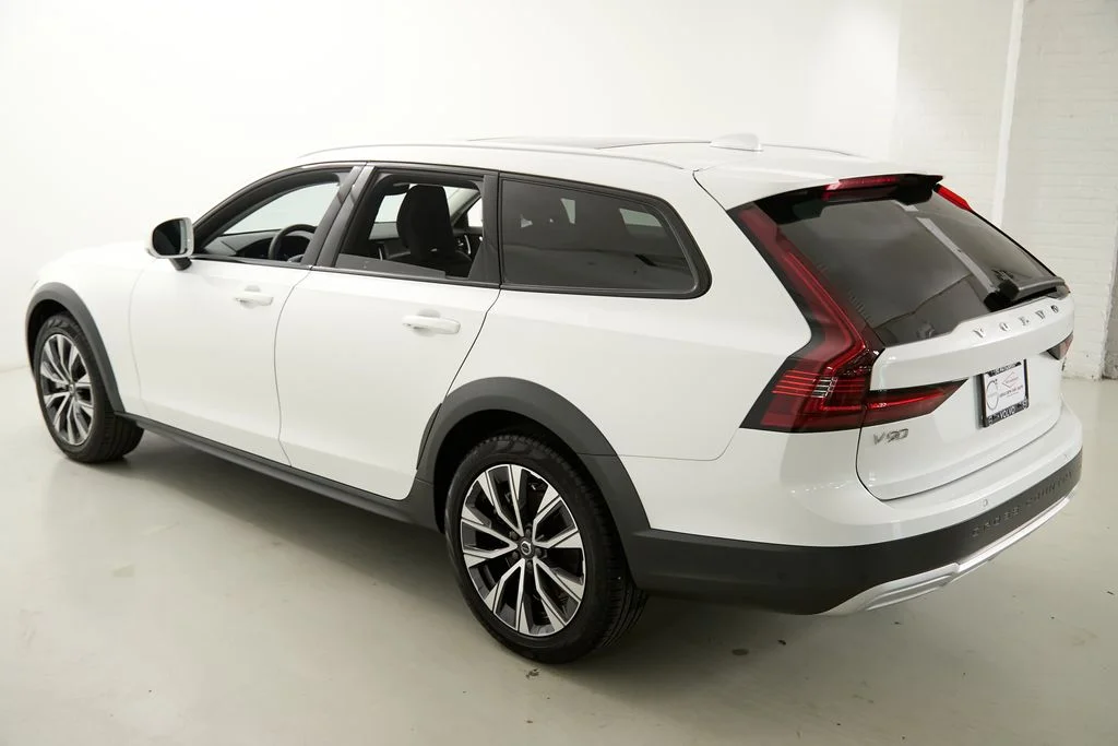Certified Used 2025 Crystal White Volvo Plus image 7