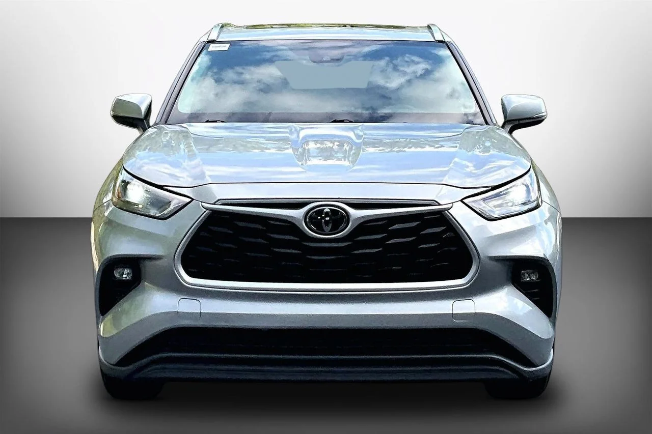 Used 2021 Silver Toyota XLE image 3