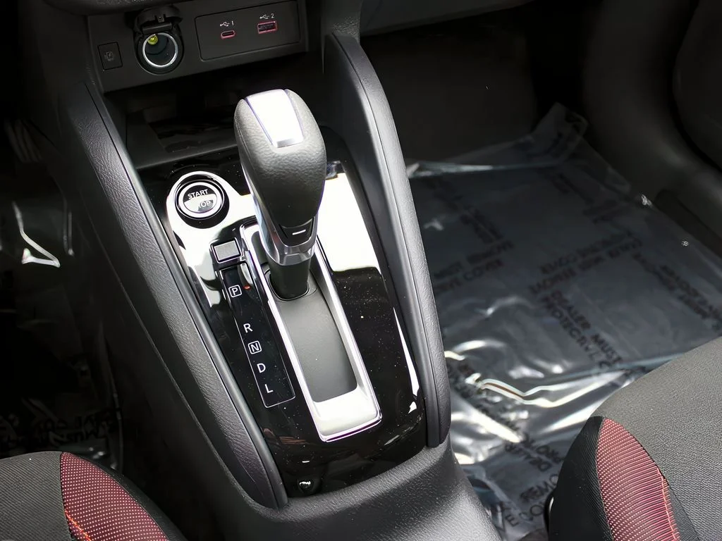 2025 Nissan Versa Sedan SR - Photo 20