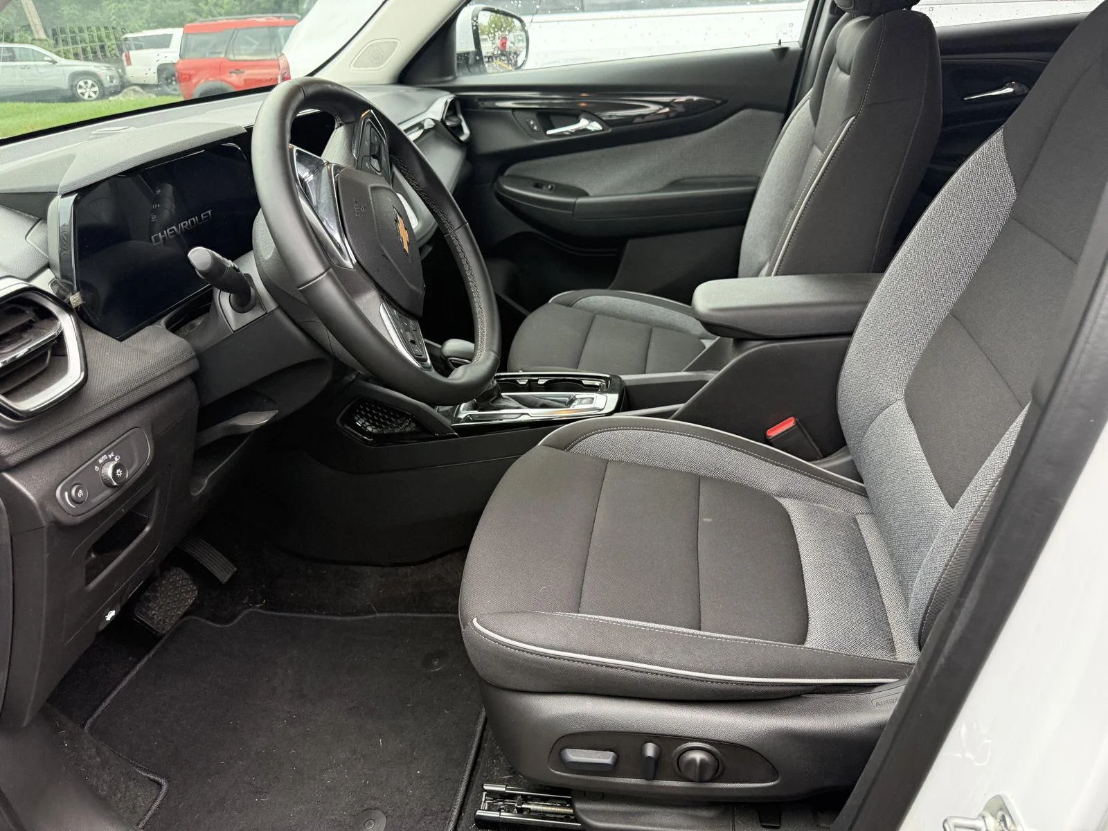 Used 2025 Summit White Chevrolet LT image 8
