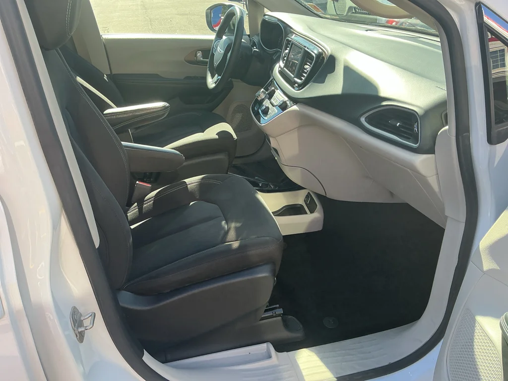 Used 2023 Bright White Clearcoat Chrysler LX image 11