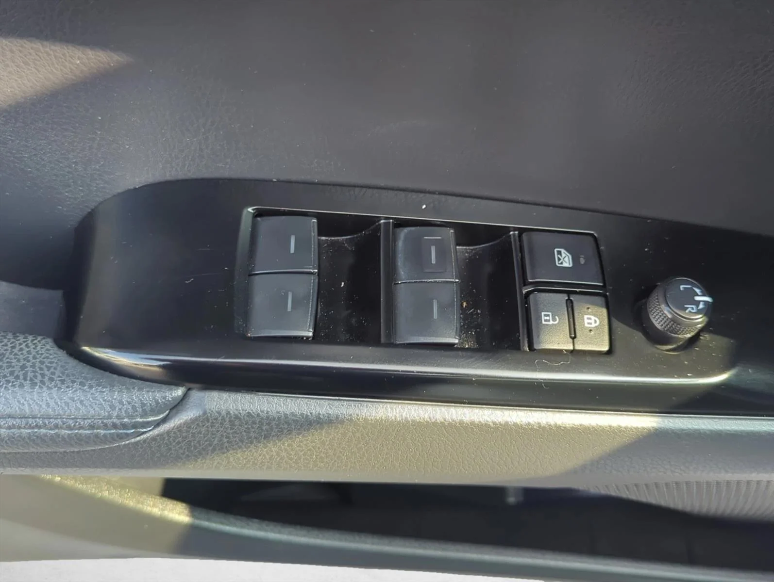 Used 2025 Wind Chill Pearl Toyota XSE image 9