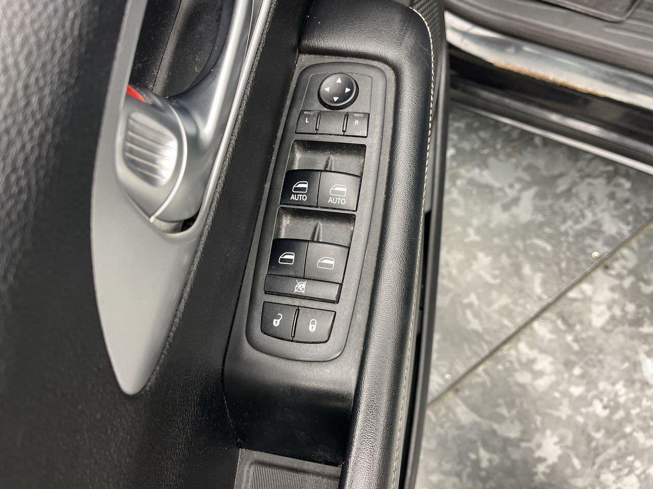 Used 2018 Brilliant Black Crystal Pearlcoat Chrysler Touring Plus image 8