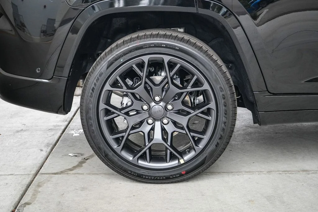 New 2026 Diamond Black Crystal Pearl-Coat Exterior Paint Jeep Summit image 11
