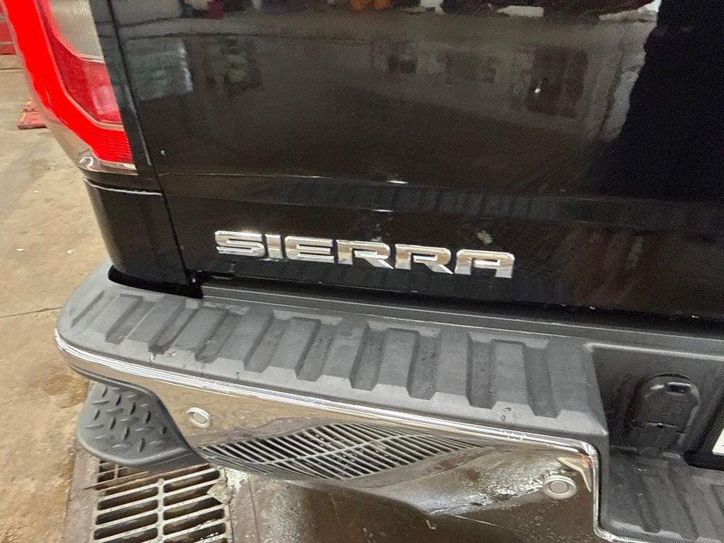 Used 2018 Black GMC SLT image 17
