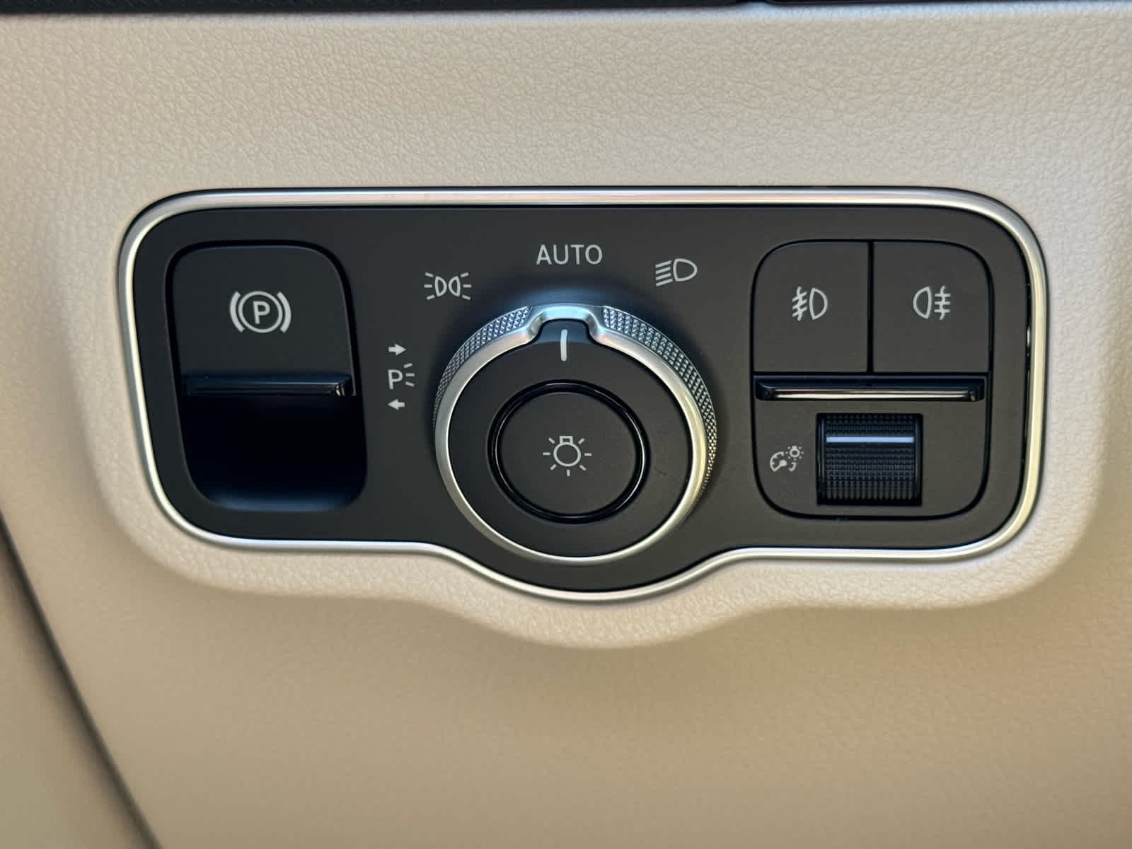 New 2026 Mountain Grey Metallic Mercedes-Benz GLA 250 image 32