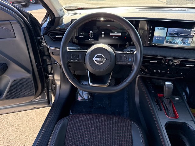 Used 2025 Gray Nissan SR image 17